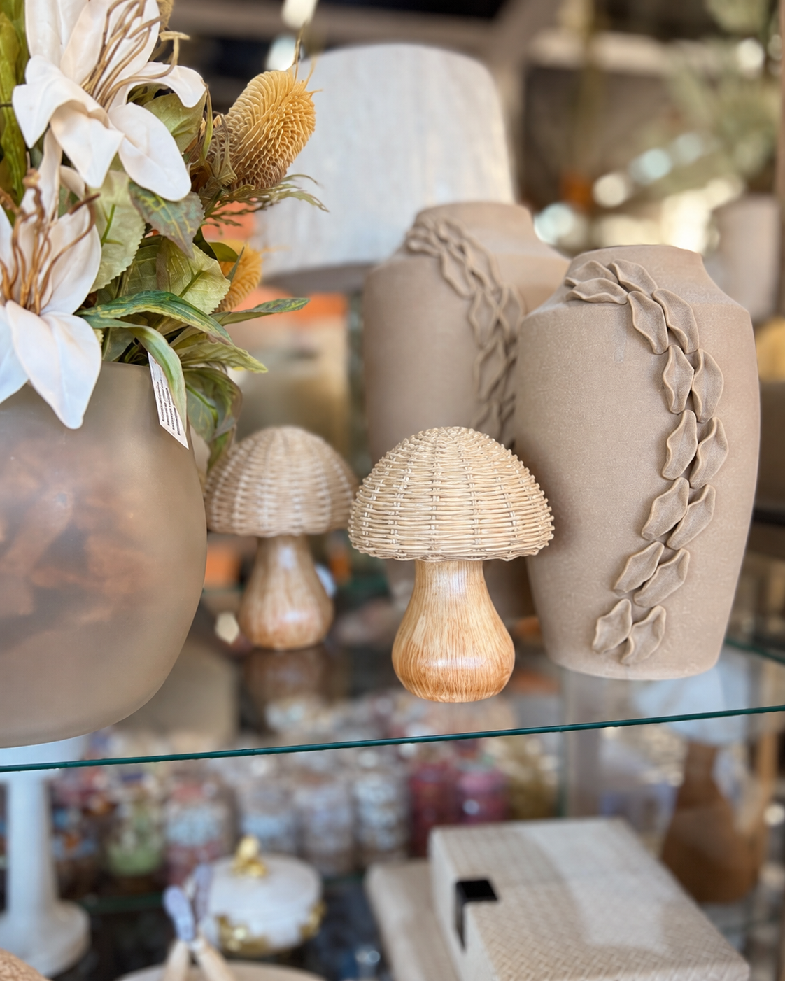 Vasos, flores e luminária decorativa disponíveis na Lele da Cuca